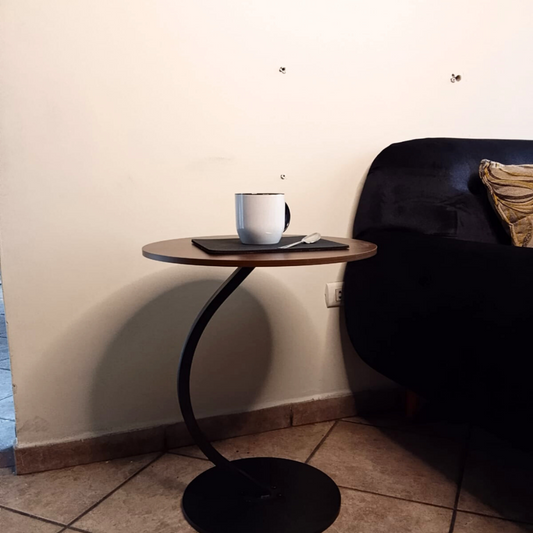 Mesa de Café Moderna con Base Metálica en S – Diseño Compacto y Elegante